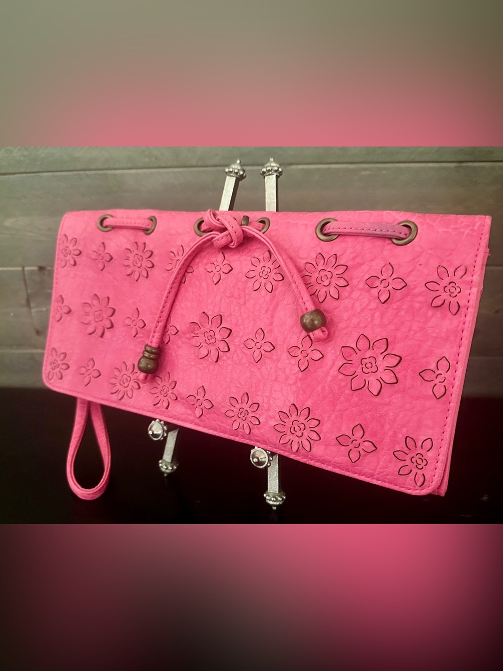 Y2K Jessica Simpson Pink Floral Embossed Wristlet Clutch 🌸PRISTINE